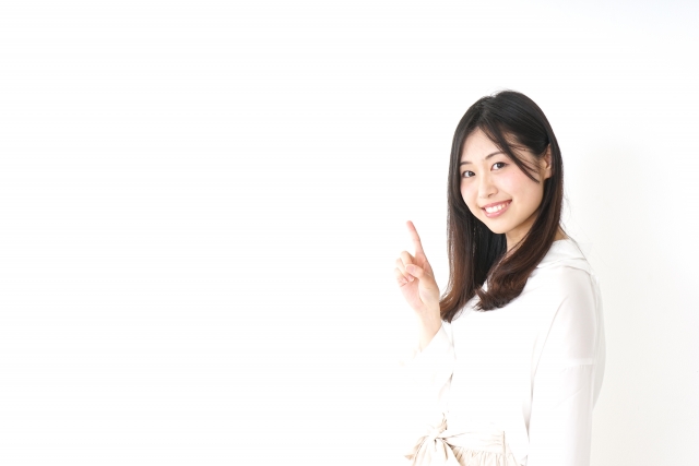 指を指す新米ママ